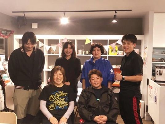 スタッフが並ぶリビング  