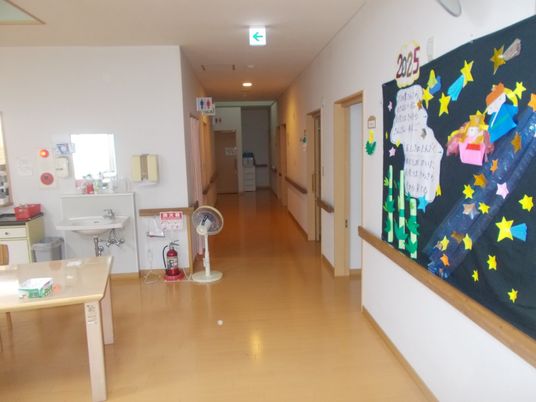 明るい廊下と掲示板のある廊下  