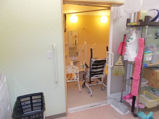 浴室前の介助用品置き場  