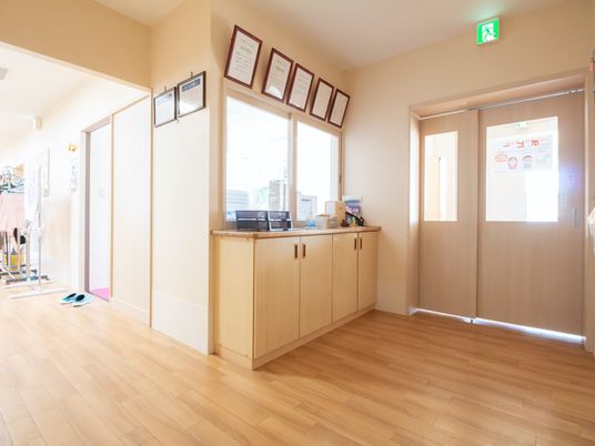 廊下と受付の明るい空間