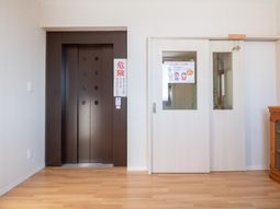 明るい廊下のエレベーター前