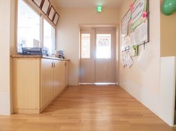 木目調の明るい廊下