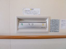 呼び出しボタンの設置された壁