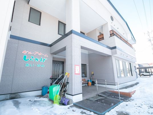 施設の入口と外観