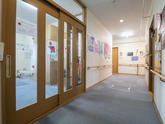 廊下に飾られたアート作品