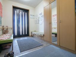 居室のベッドと玄関