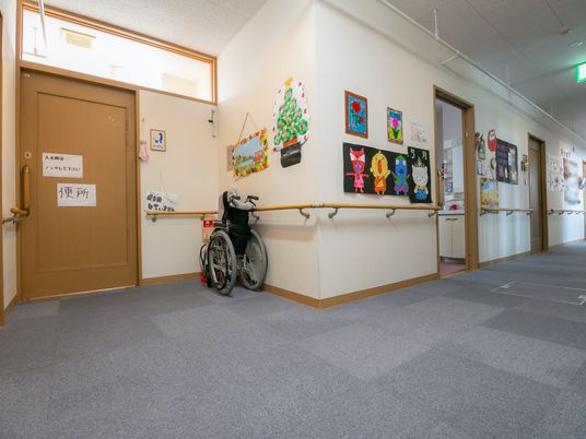 廊下に飾られた手作りの装飾