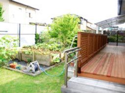 木製デッキのある中庭