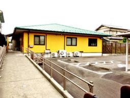 黄色い壁の明るい建物