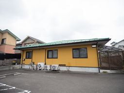 黄色い壁の建物外観