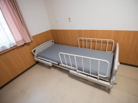 居室のベッドとカーテン