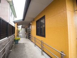 明るい通路と花壇