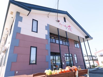 紫がかった建物の正面