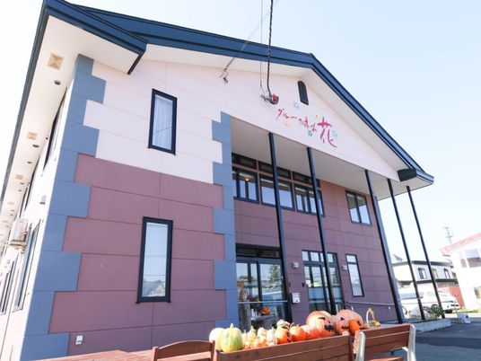紫がかった建物の正面