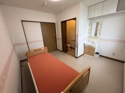 居室の一角とベッド