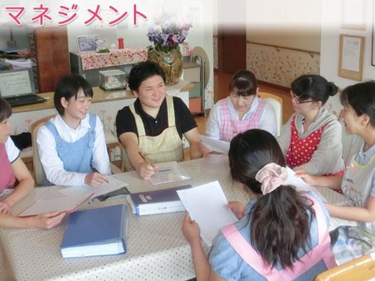 話し合う職員たちの食堂  