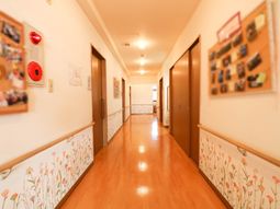 温かみのある廊下の風景