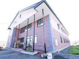 ピンクの建物エントランス