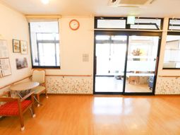 明るいエントランスの風景