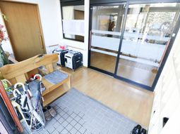 居室の入口と廊下