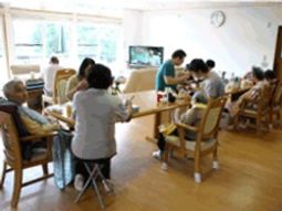 活動風景の明るいダイニング