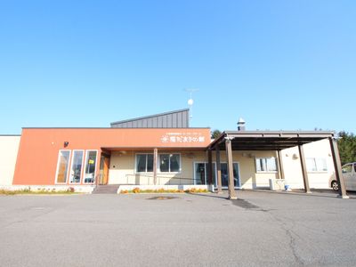 オレンジの壁が目立つ建物
