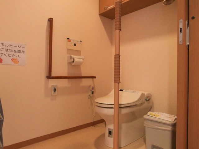 バリアフリートイレ設備 トイレ 手すり付きで安全性を考慮した清潔感のあふれるトイレです。利便性を追求し、快適な使い心地を実現しています。