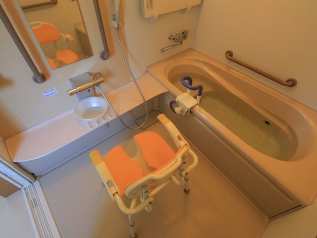 バリアフリー対応浴室 浴室 安心してご利用いただける、手すり付きのゆったりとした浴槽です。快適な入浴のための工夫が随所に見られます。