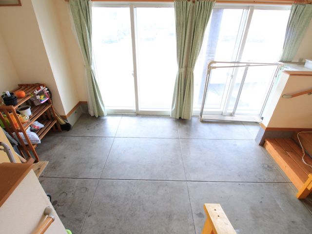 明るい居室の窓辺 共有スペース 広々とした居室には、日当たりの良い窓があり、個人の趣向に合わせた小物が置けるスペースが確保されています。明るく快適な空間で、心地よい時間を過ごせることでしょう。