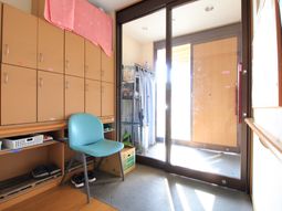 明るい光の玄関エリア