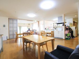 共有スペースの明るい居室