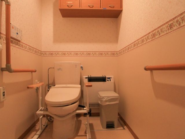 バリアフリー対応トイレ トイレ サポートバー付きで広々としたトイレスペースです。機能的な設計が、安心してご利用いただける環境を提供しています。