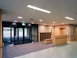 広々とした明るいエントランス