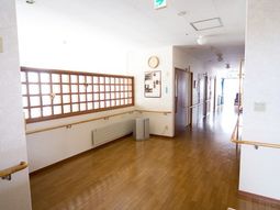 明るい廊下の風景
