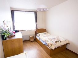 居室のベッドと窓