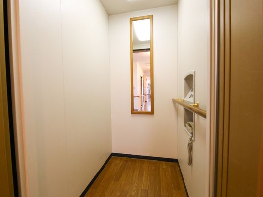 清潔な廊下とドア