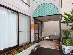 入口と花壇のある建物