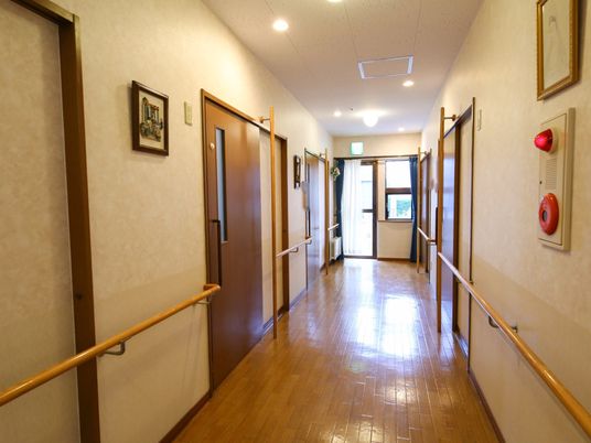 明るい木目調の廊下