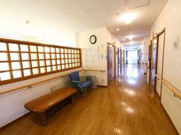 清潔感のある廊下の一角