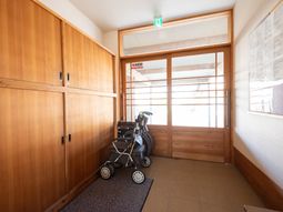 廊下に置かれた車椅子