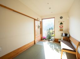明るい日差しが差し込む玄関