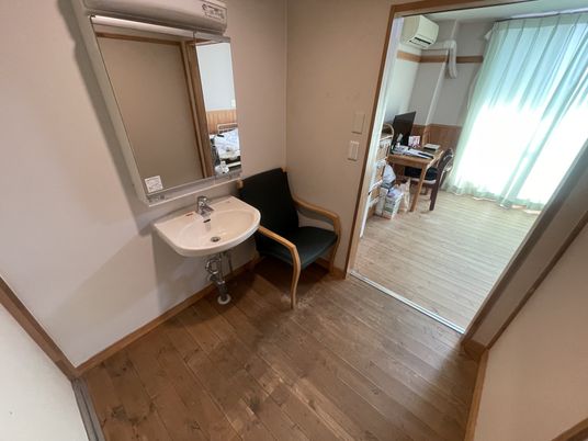 明るい居室の洗面台