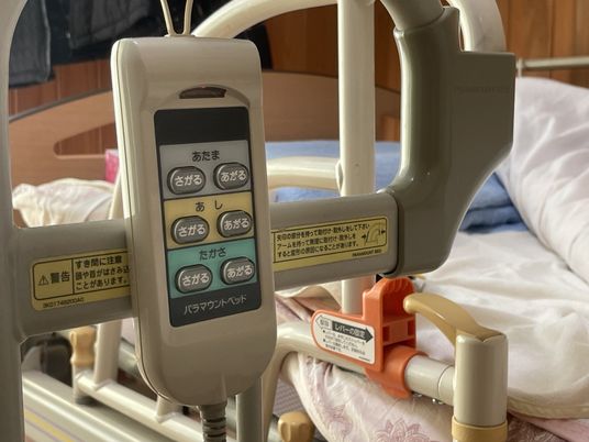 電動調整式のベッド