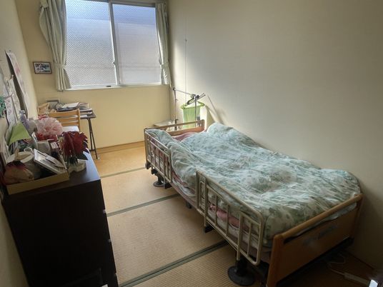 居室のベッドと窓