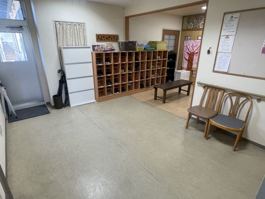 靴棚と椅子が並ぶ廊下