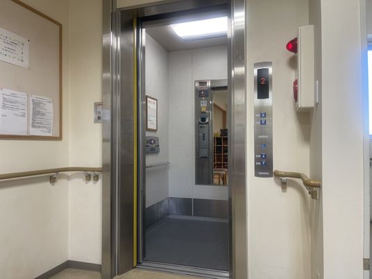 静かな空間のエレベーター