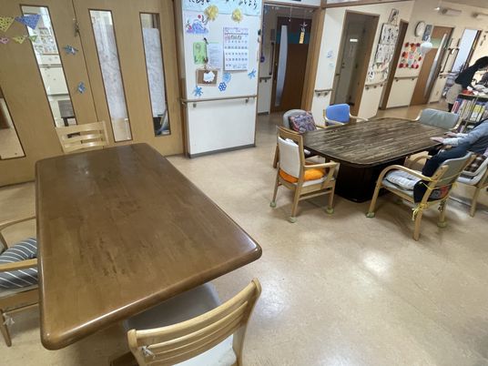共用スペースの椅子と机