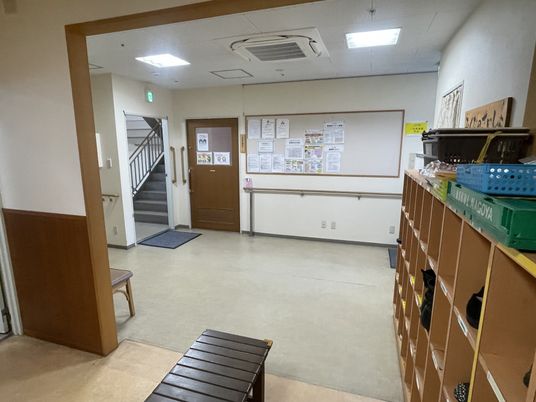 掲示物のある廊下