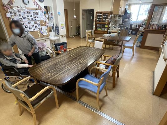 椅子が並ぶテーブルの部屋