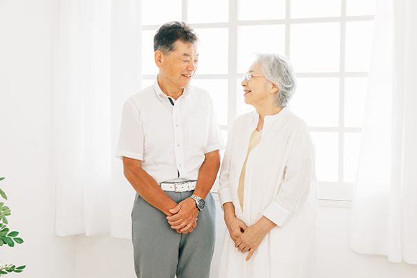 明るい居室の風景